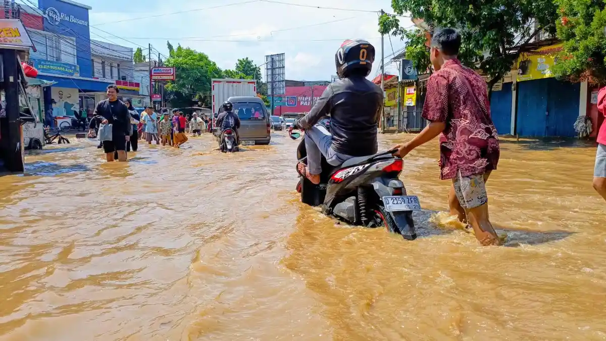 Banjir Dayeuhkolot Belum Surut, Akses Bandung Lumpuh