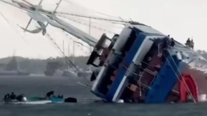 Kapal Pinisi Mewah Sharandy Of De Seas Tenggelam di Perairan Serangan Bali, Semua Kru Selamat