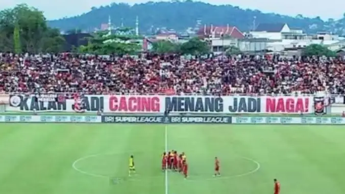 Persija Tumbang dari Persib, Spanduk “Cacing dan Naga” Jadi Sindiran Pedas